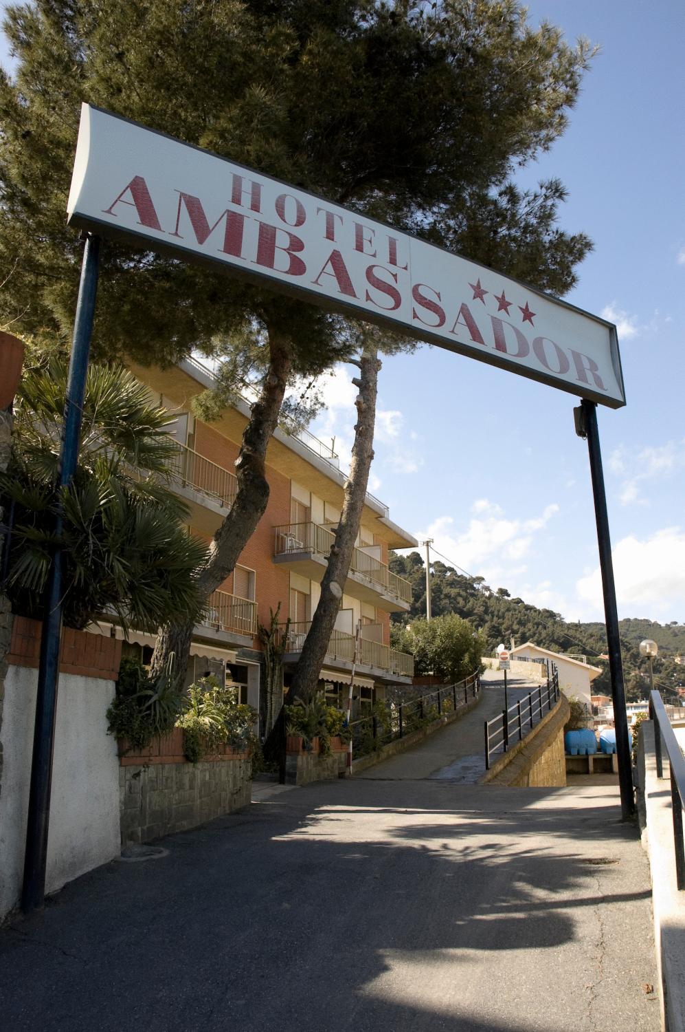 Hotel Ambassador Laigueglia Esterno foto