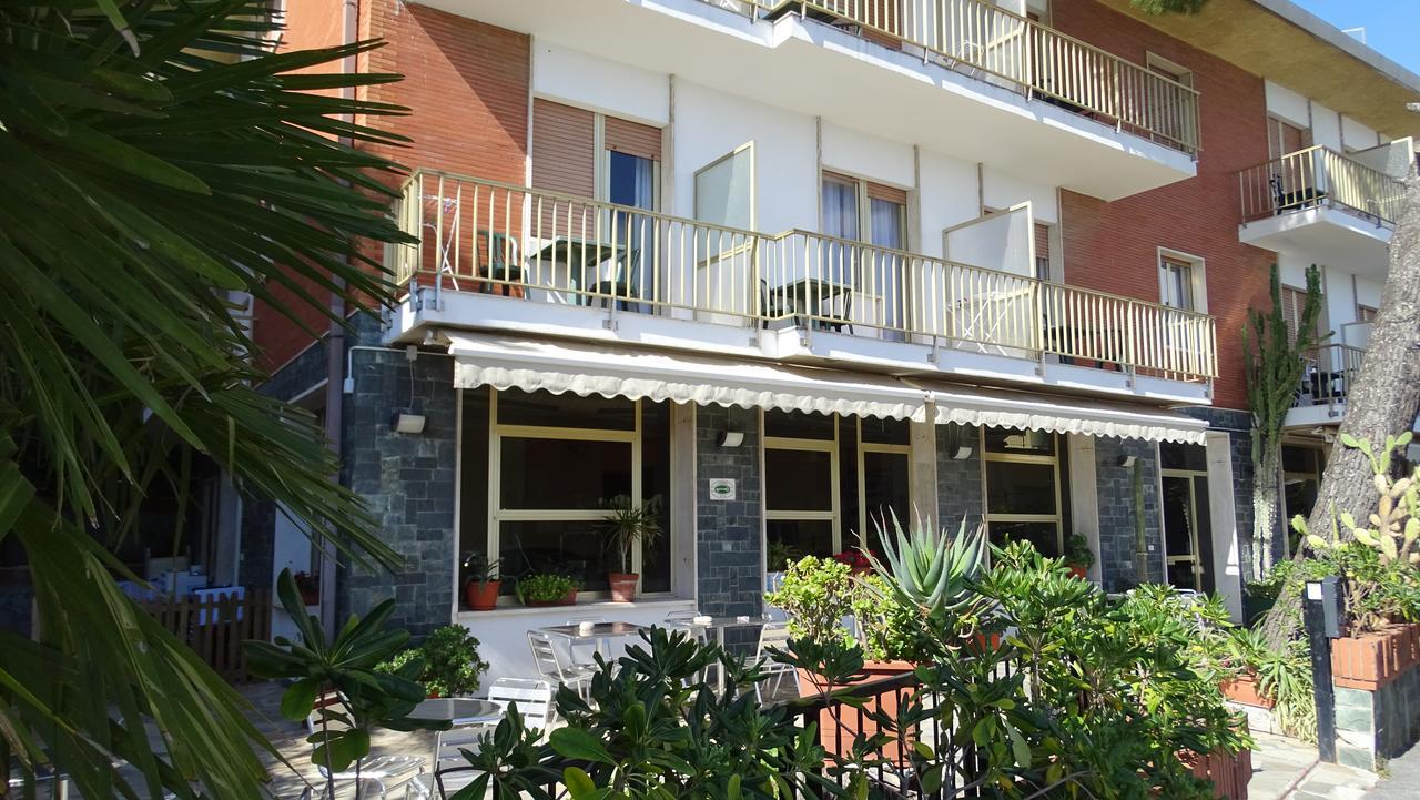 Hotel Ambassador Laigueglia Esterno foto
